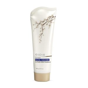 As a detan face wash, it effectively dissolves and emulsifies the daily accumulation of sebum, pollution nanoparticles, and dead skin cells.